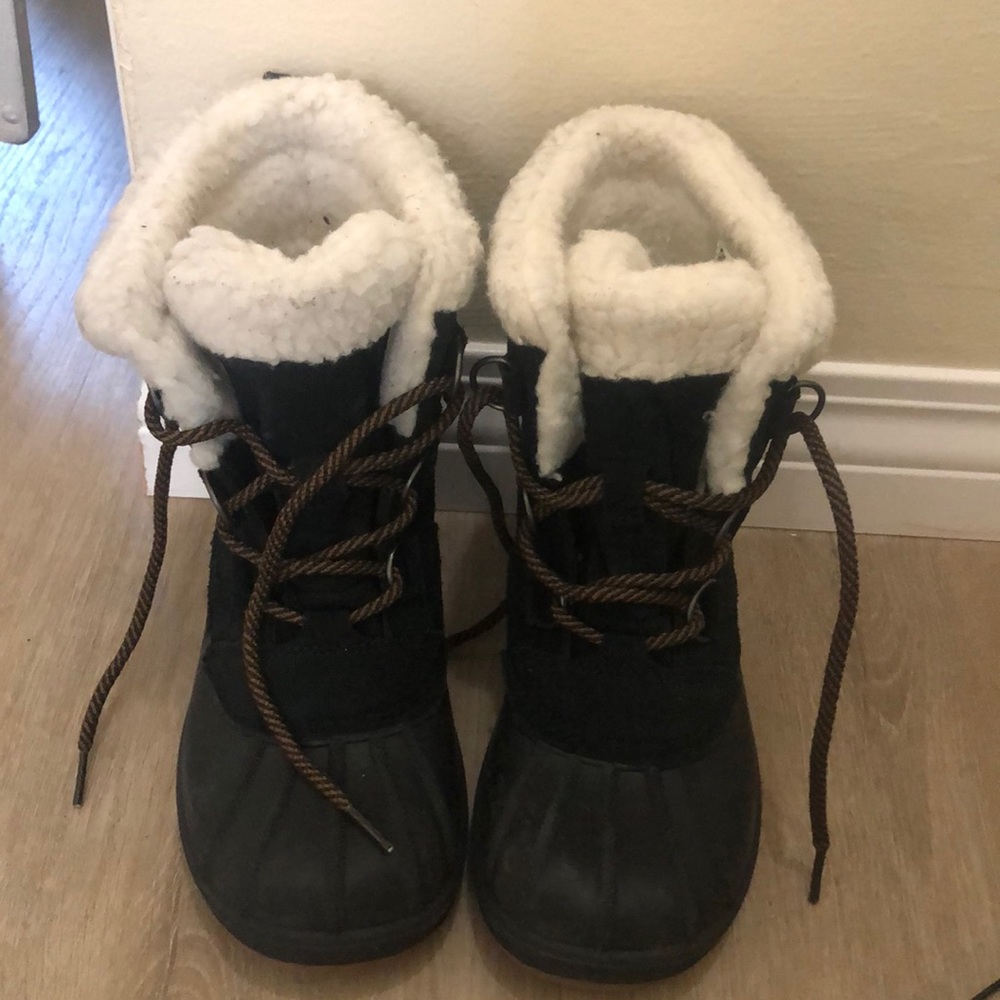 Snow boots size 2 youth.